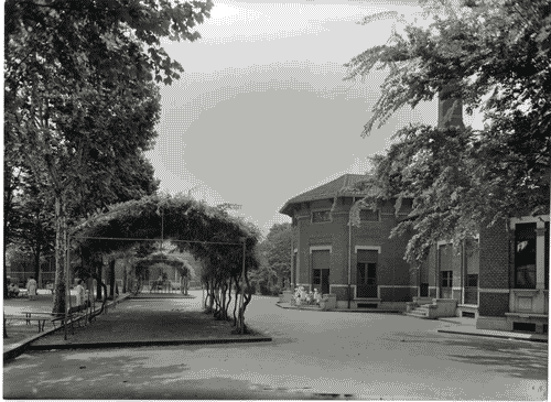 Image for XII Triennale - La casa e la scuola - XII Triennale - Mostra della scuola- Milano - Scuola Rinnovata Pizzigoni - Cortile interno