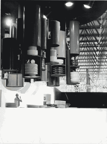 Image for Coincidenza contenitore-magazzinaggio in un'attrezzatura per cucina. Piatti e scatolame