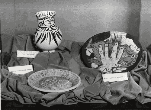Image for IX Triennale - Mostre temporanee - Ceramiche di Pablo Picasso - Vaso "La Chouette", piatti "Joueur de diole" e "Mains au poisson"