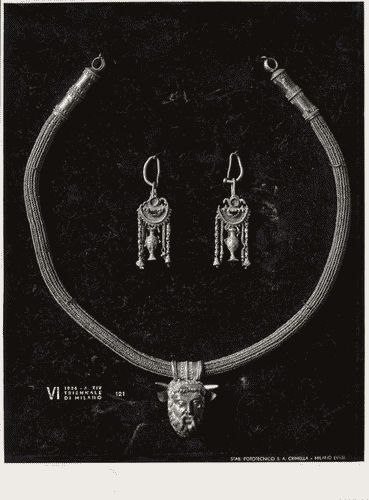 Image for VI Triennale - Mostra dell'antica oreficeria italiana - Vetrina V. Oreficerie etrusche e romane - Collana e orecchini d'oro