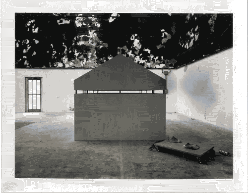 Image for XVI Triennale - Lavori di allestimento - Primo ciclo - Lo spazio audiovisivo - Spazio reale-spazio virtuale - Installazione "Architettura sussurrante" di Alessandro Mendini