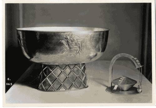 Image for IV Triennale - Sezione dell'E.N.A.P.I. - Fruttiera in metallo sbalzato di Giovanni Guerrini e formaggera in argento di Ernesto Puppo