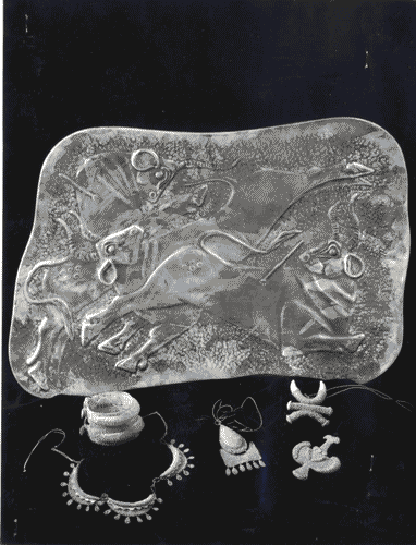 Image for IX Triennale - Oreficeria, argenteria, bigiotteria - Gioielli e centro tavola in metallo sbalzato di Natale Galvanoni