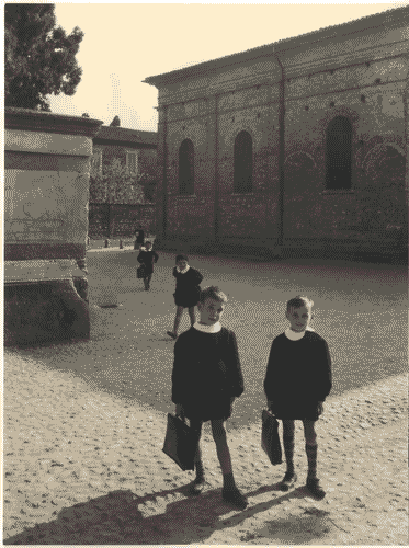 Image for Le città immaginate - Un viaggio in Italia. Sezione storica - da Torino aMilano (per Ivrea e per Novara) - Bambini nel piazzale della parrocchia diS. Clemente a Bellinzago Novarese - Alessandro Antonelli