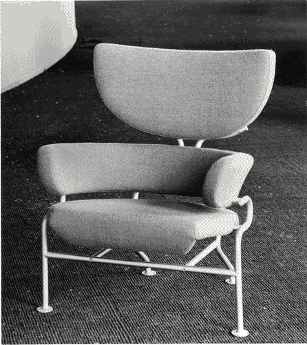 Image for XII Triennale - La casa e la scuola - Allestimento e "isole di produzioni"- Poltrona in tessuto di Franco Albini