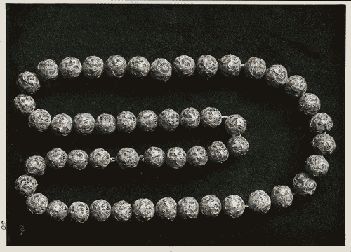 Image for VI Triennale - Mostra dell'antica oreficeria italiana - Vetrina XIX. Gioielli del rinascimento - Collana di cinquantadue sfere