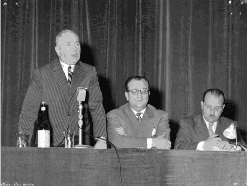 Image for X Triennale - I Congresso internazionale dell'Industrial Design - Intervento dell'on. Gioacchino Quarello - Al tavolo dei relatori: da destra Riccardo Bauer, Ivan Matteo Lombardo