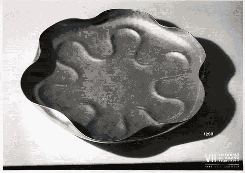 Image for VII Triennale - Mostra dell'E.N.A.P.I. - Metalli vari - Piatto di alluminio dorato di Guido Torboli