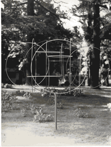 Image for X Triennale - Parco Sempione - Mostra del fiore e del giardino - Sculture ed elementi di plastica decorativa collocati nel parco Sempione - Scultura in ferro "Forma-Spazio" - Nino Di Salvatore