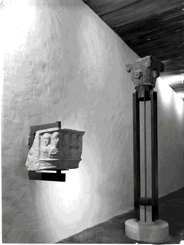 Image for XI Triennale - Mostra di museologia - Da sinistra: capitello romanico sec. XII-XIII e capitello del sec. XVI.