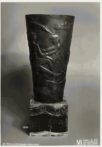 Image for VI Triennale - Mostra delle Scuole d'arte - Istituti e Scuole d'arte dello Stato - Vaso in rame sbalzato e argento su base in onice di Angelo Dal Moro