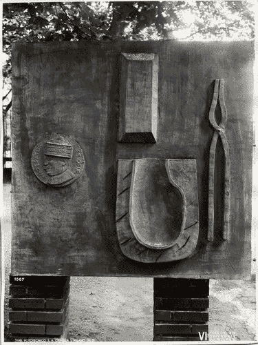 Image for VI Triennale - Padiglione nel parco Sempione - Viale di accesso - Giuseppe Pagano - Bassorilievo del fonditore di Antonio Maiocchi