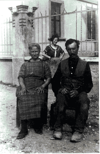 Image for XVI Triennale - Secondo ciclo - Conoscenza della città - Le trasformazioni del centro e della periferia: Torino e Bergamo - Coppia di inquilini delle case popolari del quartiere della Malpensata di Bergamo