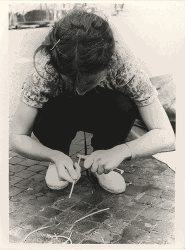 Image for Un'ambulante lavora con un cutter alcuni bastoncini