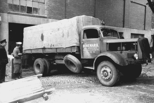 Image for VIII Triennale - Palazzo dell'Arte - Lavori di allestimento - Arrivo del materiale per la sezione Cecoslovacchia