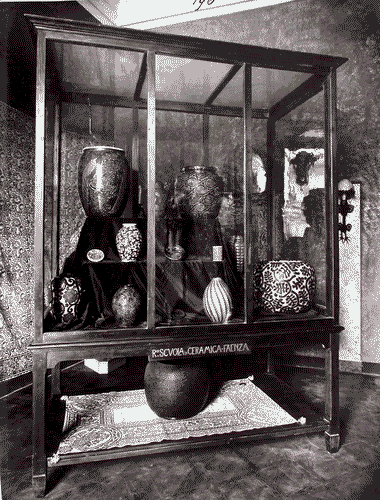 Image for Vetrina con vasi, nella Sezione di Faenza