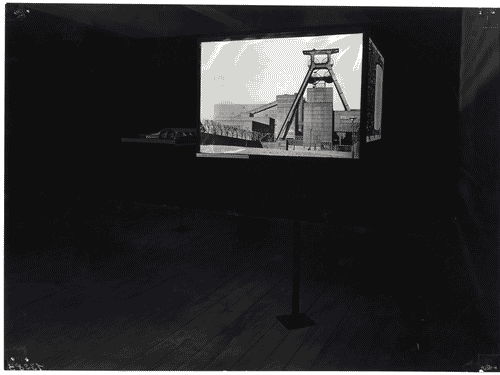 Image for XI Triennale - Mostra Internazionale di Architettura moderna - Prima parte: struttura - La struttura dal 1930 ad oggi - Crisi e superamento del Razionalismo - Vetrina luminosa