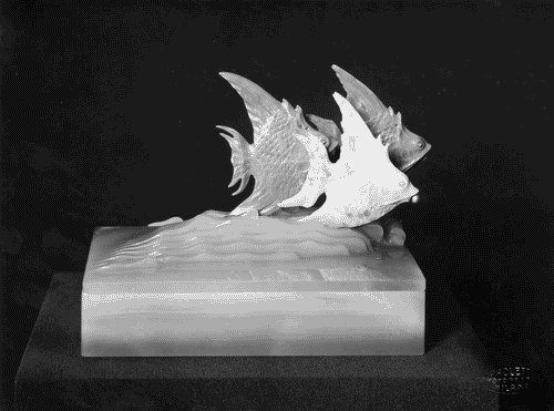 Image for V Triennale - Arti decorative e industriali - Saletta degli orafi - Scatola in agata indiana grigia incisa con pesci in corallo scolpito di Alfredo Ravasco