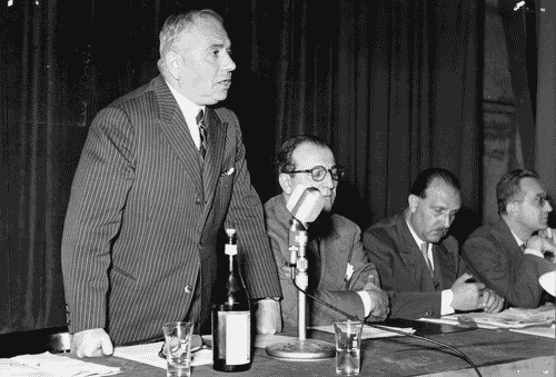 Image for X Triennale - I Congresso internazionale dell'Industrial Design - Intervento dell'on. Gioacchino Quarello - Al tavolo dei relatori: da destra Giulio Carlo Argan, Riccardo Bauer, Ivan Matteo Lombardo