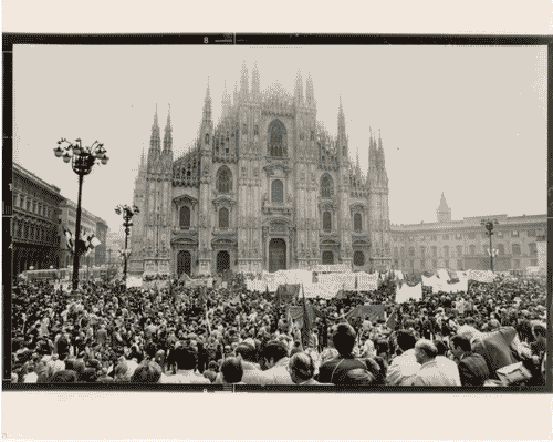 Image for XVII Triennale - Le città del mondo e il futuro delle metropoli - Partecipazioni internazionali - Sezione Italia - Teatrino un comizio a Milano - Piazza del Duomo