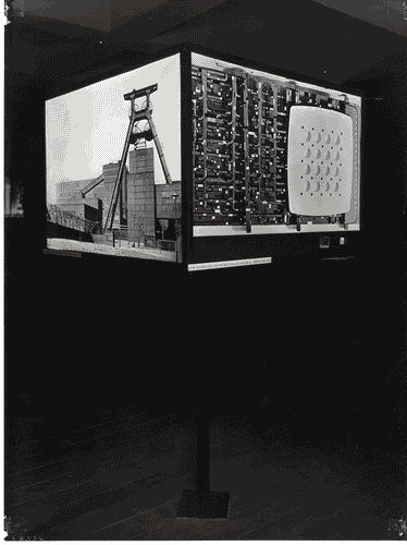 Image for XI Triennale - Mostra Internazionale di Architettura moderna - Prima parte: struttura - La struttura dal 1930 ad oggi - Crisi e superamento del Razionalismo - Vetrina luminosa