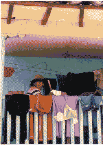 Image for Donna affacciata al balcone con panni stesi