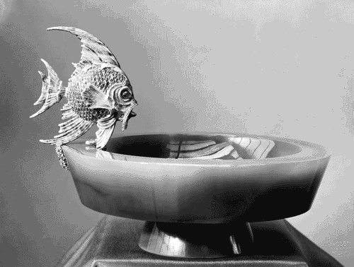 Image for V Triennale - Arti decorative e industriali - Saletta degli orafi - Coppa in agata grigia con decorazione di pesce in zaffiri con brillanti e smalto, di Alfredo Ravasco