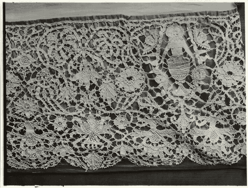 Image for VII Triennale - Mostra del pizzo antico - Particolare di merletto di camice