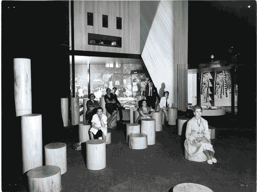 Image for Spettatori durante la proiezione di filmati sul tema della scuola