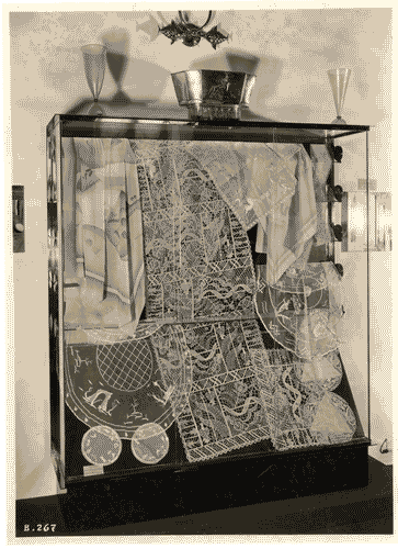 Image for Vetrina per merletti nella sezione dell'E.N.A.P.I.