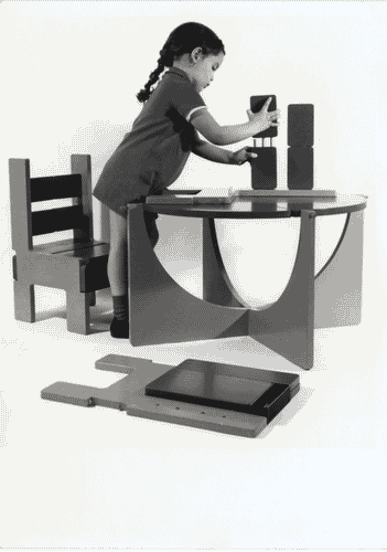 Image for XIV Triennale - Sezioni nazionali - Francia - L'interno - Sedia e tavolo da giochi per bambini componibile - Gérard Planchenault