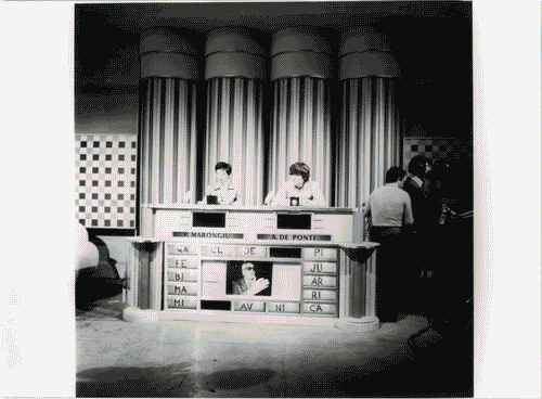 Image for XVI Triennale - Terzo ciclo - Lo spazio audiovisivo - Lo spazio scenografico della televisione italiana - Concorrenti in una trasmissione televisiva