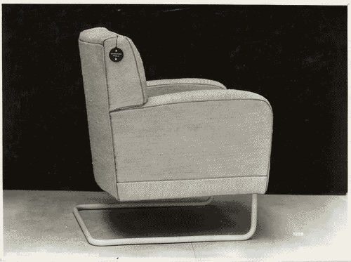 Image for VI Triennale - Mostra dell'arredamento - Sala da pranzo e di soggiorno di Giuseppe Mazzoleni, Giulio Minoletti e Giancarlo Palanti - Poltrona rivestita di seta greggia