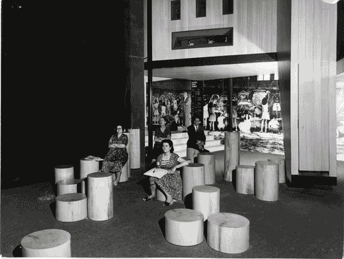 Image for Spettatori durante la proiezione di filmati sul tema della scuola