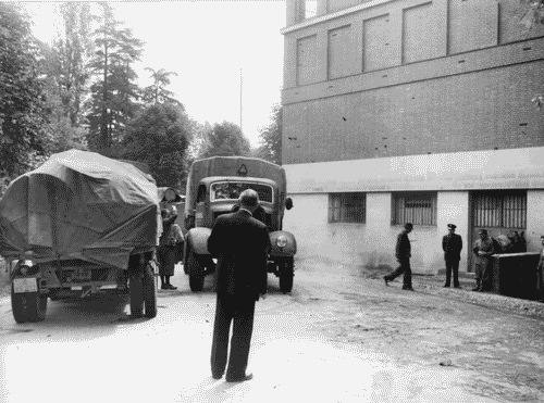 Image for VIII Triennale - Palazzo dell'Arte - Lavori di allestimento - Operai scaricano materiale per la sezione Cecoslovacchia