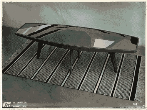 Image for X Triennale - Mostra internazionale delle scuole d'arte - Tavolo in legno con arazzo eseguito dalla Scuola statale d'arte di Cantù - Tappeto della Statens Kvinnelige Industriskole di Oslo