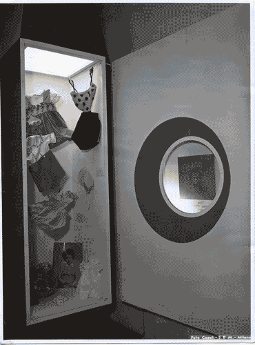 Image for VIII Triennale - Sosta pubblicitaria - Vetrina espositiva con abiti per bambino - Bassorilievo dell'orafo Luigi Grassi.