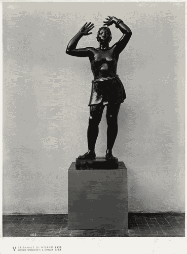 Image for V Triennale - Mostra dell'abitazione - Casa coloniale di Luigi Piccinato - Scultura di bucchero "Venere negra" di Francesco Coccia