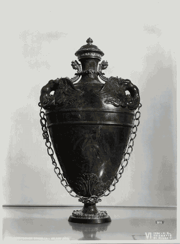 Image for VI Triennale - Mostra dell'antica oreficeria italiana - Vetrina XVIII. Oreficerie e cristallerie profane del rinascimento - Vaso di lapislazzuli, oro e smalti
