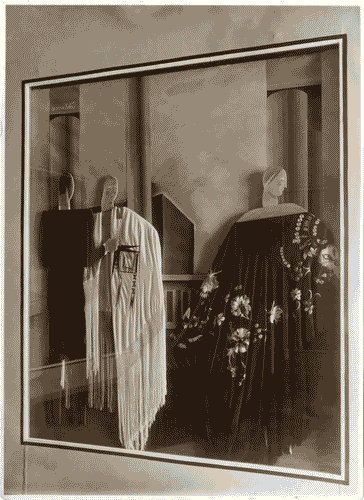 Image for III Biennale - Sala della Ditta Carlo Piatti - Vetrina con scialli di seta