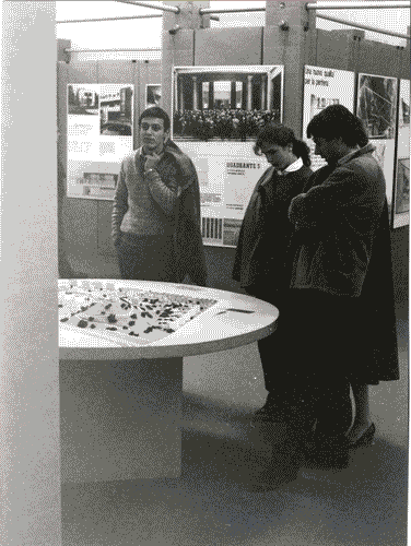 Image for XVI Triennale - Secondo ciclo - Il progetto di architettura - Architettura moderna: poetica e impegno civile - Visitatori davanti al Modello in scala del QT8 nello spazio dedicato all'architetto Piero Bottoni