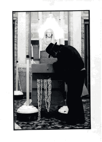 Image for XVI Triennale - Primo ciclo - Lo spazio audiovisivo - Spazio reale-spazio virtuale - Installazione "Paletti e catene" - Ugo La Pietra